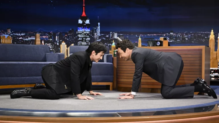 Hudson Williams enseigne les étirements de hockey à Jimmy Fallon et taquine la saison 2 de « Heated Rivalry » lors des débuts de « Tonight Show »