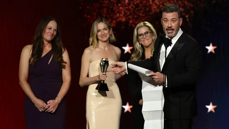 Jimmy Kimmel se moque de Future of Late Night et de Donald Trump dans le discours d&rsquo;acceptation des critiques