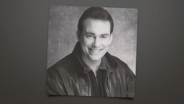 John Mulrooney, comédien de stand-up et animateur de fin de soirée, décède à 67 ans