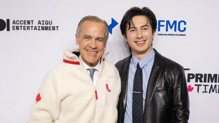 Le Premier ministre canadien Mark Carney enfile une veste polaire « Heated Rivalry » et déclare que les droits des personnes 2SLGBTQ+ sont « menacés »