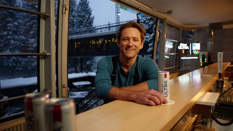 Lewis Pullman et le réalisateur Joseph Kosinski retrouvent le teaser du Super Bowl de Michelob Ultra (exclusif)