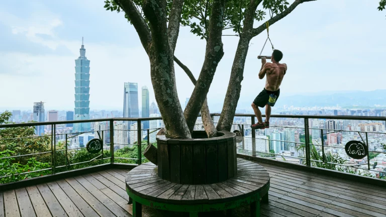 Netflix reporte l&rsquo;ascension de « Skyscraper Live » d&rsquo;Alex Honnold dans des conditions dangereusement pluvieuses à Taipei