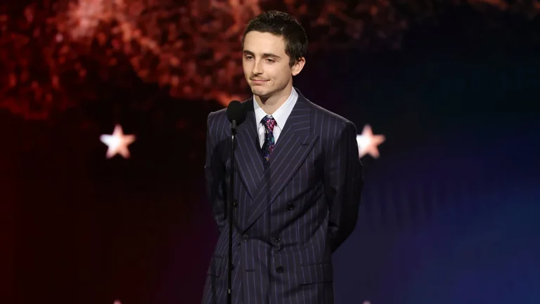 Timothée Chalamet remercie Kylie Jenner et dit qu&rsquo;il est « nerveux » lors de la victoire du Critics Choice