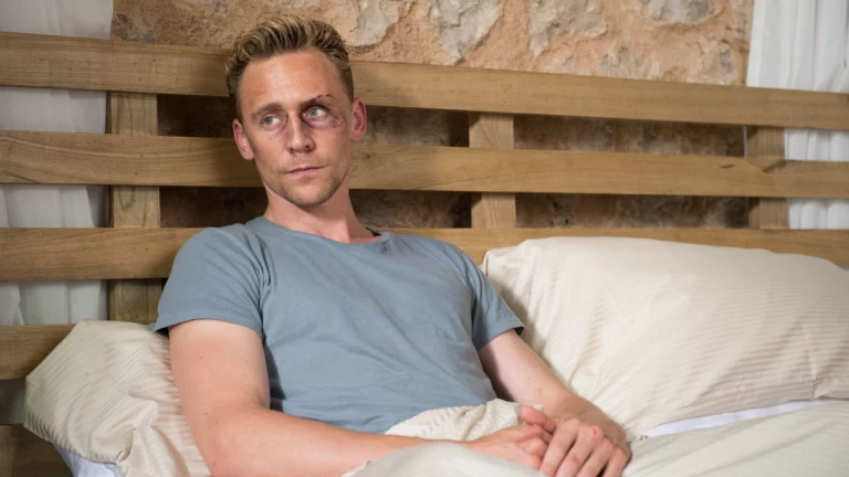 Tom Hiddleston sur le retour de Jonathan Pine pour la saison 2 de « The Night Manager » : « Son âme est en feu »