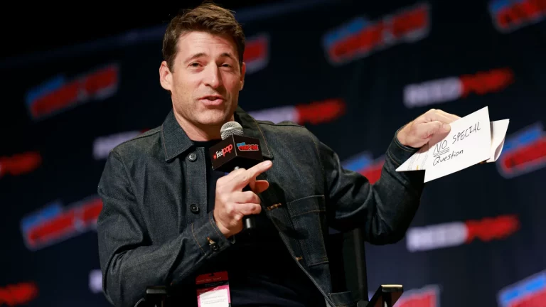 Tony Dokoupil lance un nouveau « CBS Evening News » en promettant son indépendance vis-à-vis des politiciens et des intérêts des entreprises : « Je rapporte pour vous »