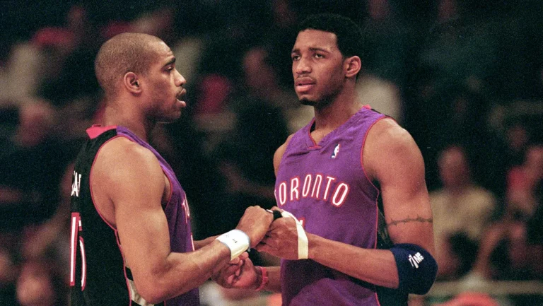 Vince Carter et Tracy McGrady préparent une nouvelle série de podcasts vidéo « Cousins » (en exclusivité)