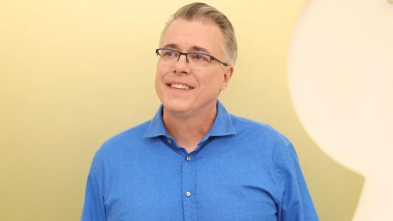 Vince Gilligan travaille sur la saison 2 de « Pluribus », mais prévient qu&rsquo;il ne sera pas aussi rapide que « The Pitt »