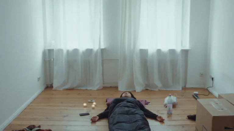 La réalisatrice de « Deux montagnes pèsent sur ma poitrine » à propos de son premier long métrage sur la vie entre les cultures et le « non-jugement » (bande-annonce exclusive à Berlin)