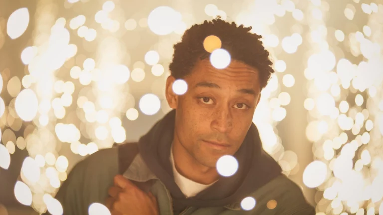 Loyle Carner a troqué le micro contre un scénario (et il est certes extrêmement nerveux)