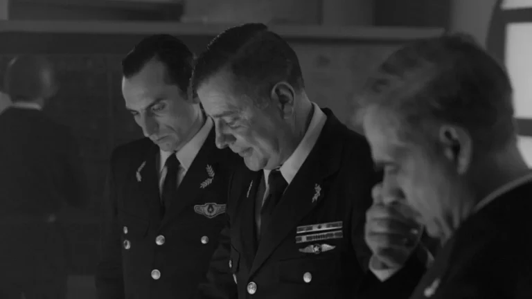 Le réalisateur de « The Red Hangar » parle de son premier long métrage de fiction d&rsquo;actualité sur les dilemmes moraux et un « geste d&rsquo;humanité au milieu de la barbarie »