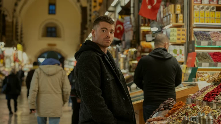 Comment Gabriel Basso a convaincu Netflix de participer à la grande poursuite en voiture de la saison 3 de « The Night Agent »