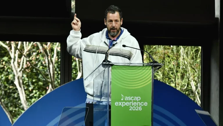 Adam Sandler dit que ses filles ont hérité de son amour pour la musique : « Elles jouent à la maison toute la journée »