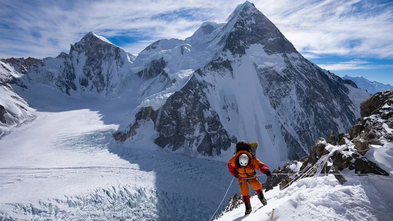 Apple Lands Sundance Mountain Climbing Doc « Le dernier premier: Winter K2 »