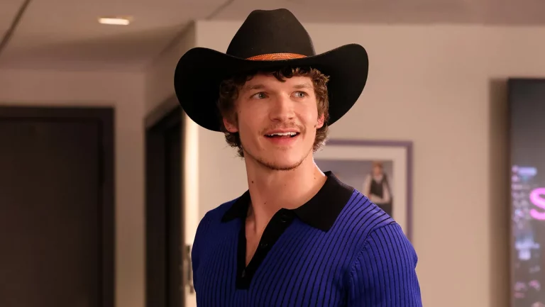 Connor Storrie présente sa gamme Accent dans le premier teaser de « Saturday Night Live »