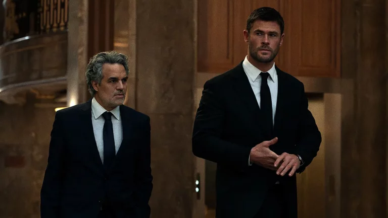 Critique de « Crime 101 » : Chris Hemsworth, Halle Berry et Mark Ruffalo en tête d&rsquo;affiche d&rsquo;un thriller somptueusement conçu qui est moins que la somme de ses parties polies