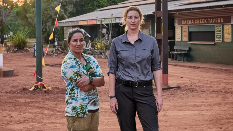 Crocs, meurtres et mystères abondent dans la première bande-annonce de la saison 2 de « Deadloch » d&rsquo;Amazon