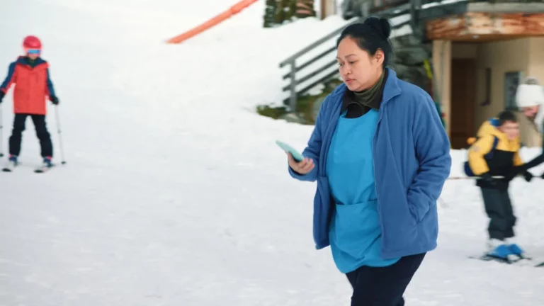 « Enjoy Your Stay » donne une vue très différente des Alpes suisses (clips exclusifs à Berlin)