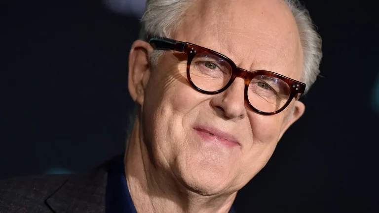 John Lithgow trouve la position anti-trans de JK Rowling « ironique et inexplicable » et s&rsquo;exprime sur la « guerre contre l’empathie » actuelle