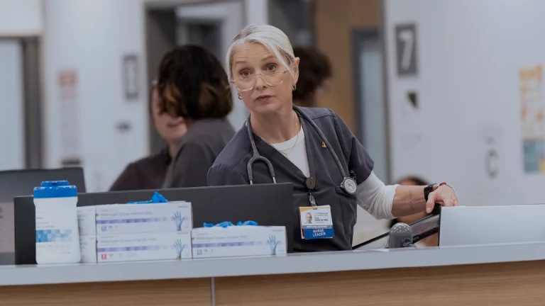 Katherine LaNasa explique comment son personnage « hyper-vigilant » « Pitt » est « toujours sous le choc »