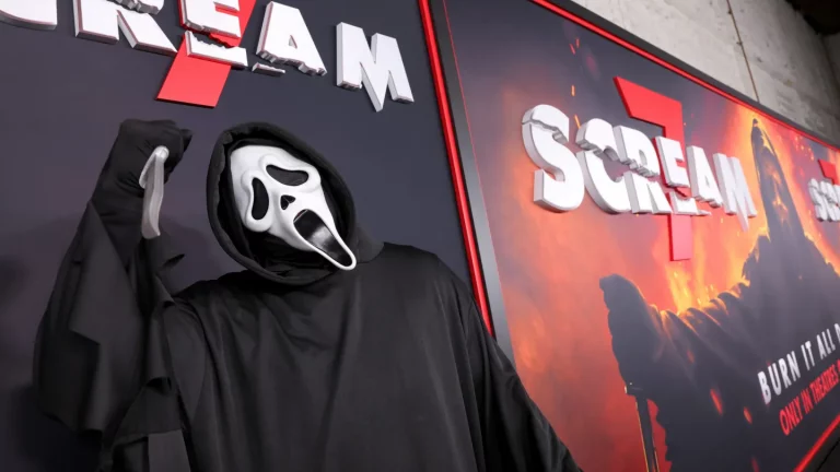 Le réalisateur de « Scream 7 », Kevin Williamson, réagit aux manifestants pro-palestiniens défilant devant la première de Los Angeles