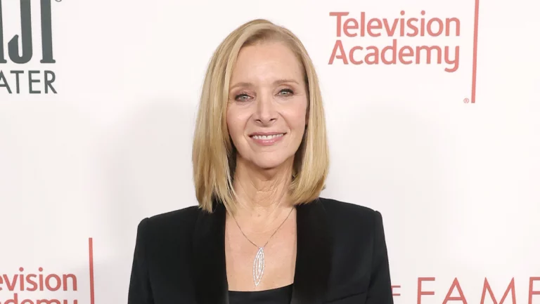 Lisa Kudrow supplie le prochain propriétaire de Warner Bros. de préserver le studio où « Friends » a été tourné