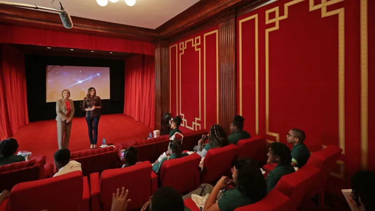 Plans pour une nouvelle salle de cinéma rénovée de 42 places dans l&rsquo;aile Est de la Maison Blanche