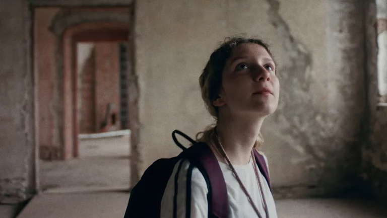 Revue « Home Stories » : un portrait multigénérationnel intrigant mais insatisfaisant d&rsquo;une famille dans une petite ville d&rsquo;Allemagne de l&rsquo;Est