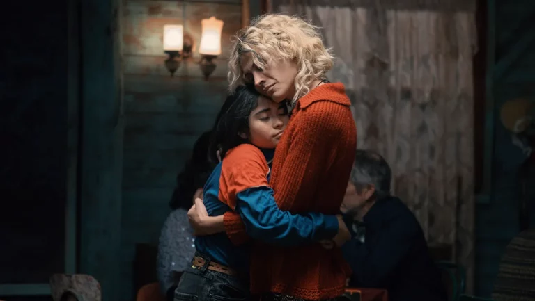 Revue « Le regard mystérieux du flamant rose » : un tendre passage à l&rsquo;âge adulte chilien transforme l&rsquo;épidémie de sida en un western trans surréaliste