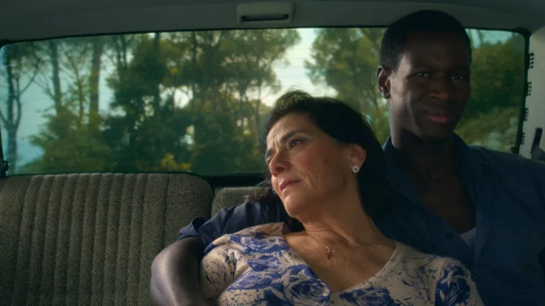 Revue « Only Rebels Win » : Hiam Abbass apporte son élégance de marque à une romance familière de mai à décembre