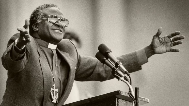 Revue « Tutu » : le portrait documentaire puissant et profondément personnel de Sam Pollard sur le leader sud-africain Desmond Tutu