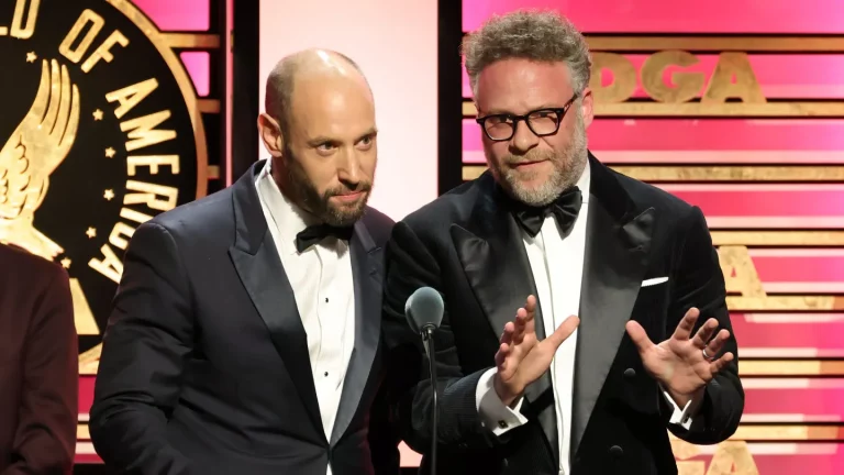 Seth Rogen et Evan Goldberg rendent hommage au « génie absolu » Catherine O&rsquo;Hara en acceptant le prix DGA Comedy Series 2026 pour « The Studio »