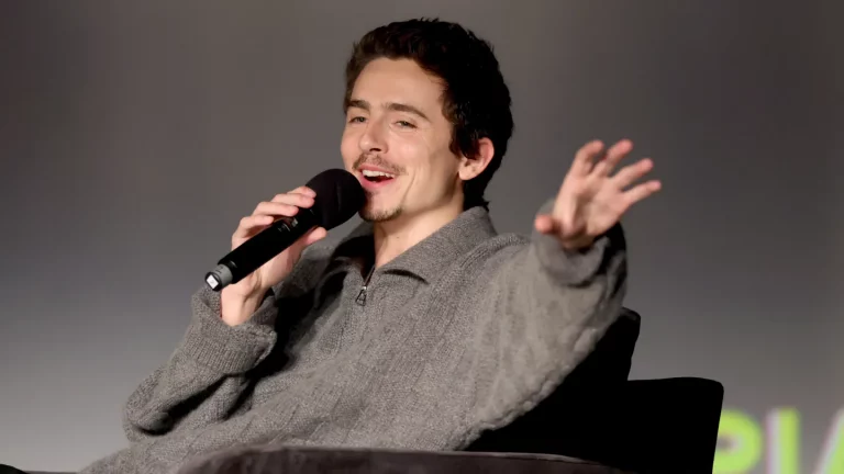 Timothée Chalamet dit que les films au cinéma créent « davantage de moments » et explique sa tournée de presse : « C&rsquo;est la partie ambitieuse et hip-hop de moi »
