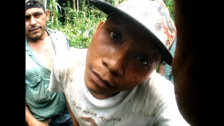 « Amazomania » réexamine un film vieux de plusieurs décennies sur le premier contact établi avec la tribu Korubo au Brésil et le « regard de l&rsquo;homme blanc »