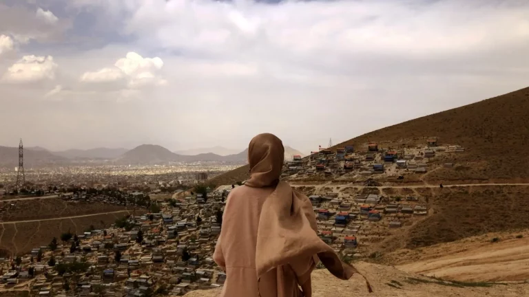 « Le Club de lecture secret de Kaboul » suit de jeunes femmes afghanes, inspirées par Anne Frank, défiant les talibans : « Elles veulent être entendues et vues »