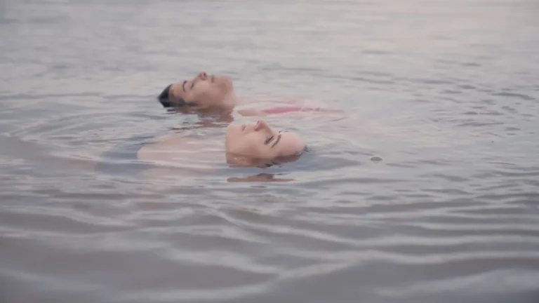 La réalisatrice de « Something Familiar » parle de son documentaire hybride très personnel sur le fait de surmonter un traumatisme et de s&rsquo;offrir « le don de la mère archétypale »