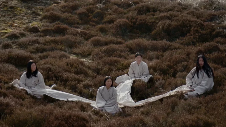 Dans « Homesick », un réalisateur explore l&rsquo;appartenance à un adopté coréen et brise le silence sur les côtés sombres de la vie dans « une famille aléatoire »