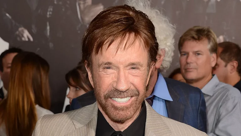 La famille de Chuck Norris dénonce les « informations fausses et trompeuses » sur sa mort