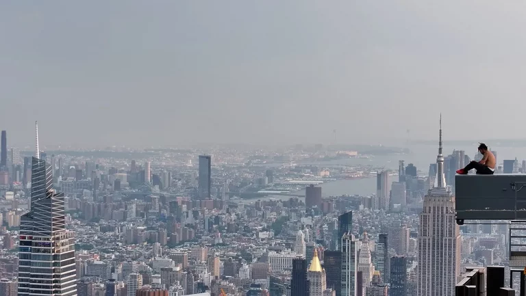 Critique de « Drift » : un document captivant sur le photographe-grimpeur Isaac Wright donnera le vertige même aux accros à l&rsquo;adrénaline les plus passionnés