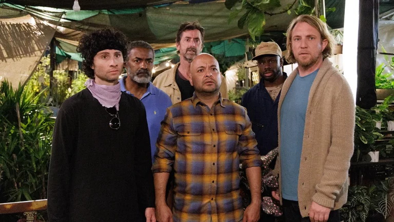 Critique de « Plantman & Blondie : A Dress Up Gang Film » : matériel de croquis étiré pour une longueur de long métrage sans rire