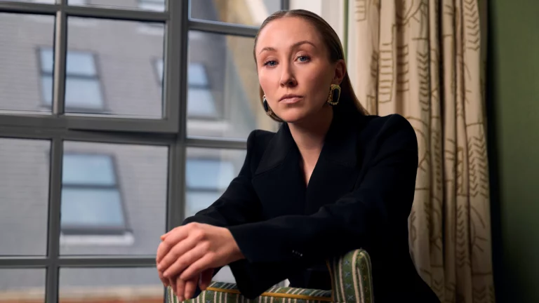 Erin Doherty monte à bord de la comédie Nancy Meyers chez Warner Bros.