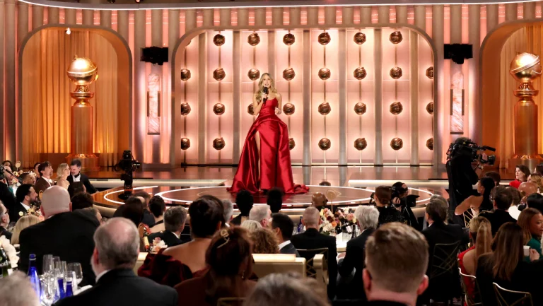 Golden Globes : Nikki Glaser reviendra en tant qu&rsquo;animatrice en 2027, marquant un triomphe