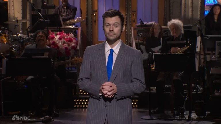 Harry Styles répond aux allégations de Queerbaiting sur « SNL » et termine son monologue avec Ben Marshall Smooch : « Maintenant, c&rsquo;est du Queerbaiting »