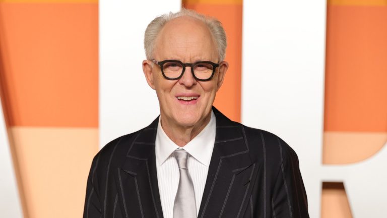 John Lithgow dit qu&rsquo;il a presque renoncé à jouer Dumbledore dans « Harry Potter » de HBO à cause des réactions négatives de JK Rowling
