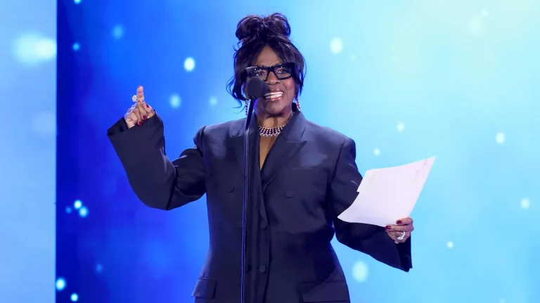 LaTanya Richardson Jackson envoie un message pour « Réveillez-vous, restez réveillé » à Essence Black Women à Hollywood