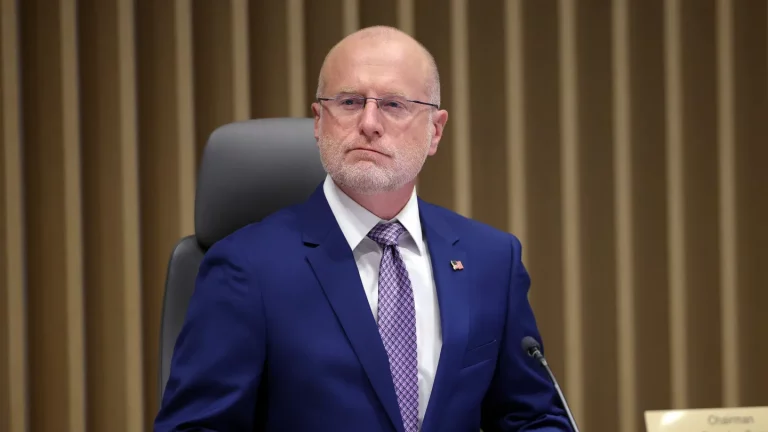 Le président de la FCC, Brendan Carr, déclare que les radiodiffuseurs doivent « corriger le tir » au milieu des critiques sur la couverture de la guerre en Iran, sinon « ils perdront leurs licences »