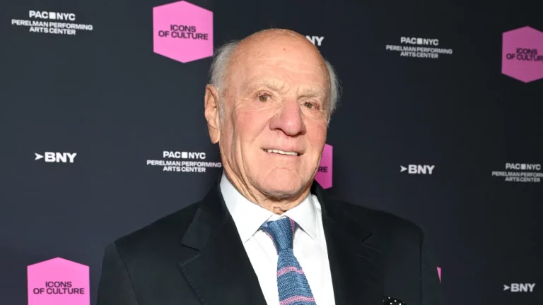 PGA Awards : Barry Diller frappe David Ellison et Harvey Weinstein tout en présentant le lauréat Jason Blum