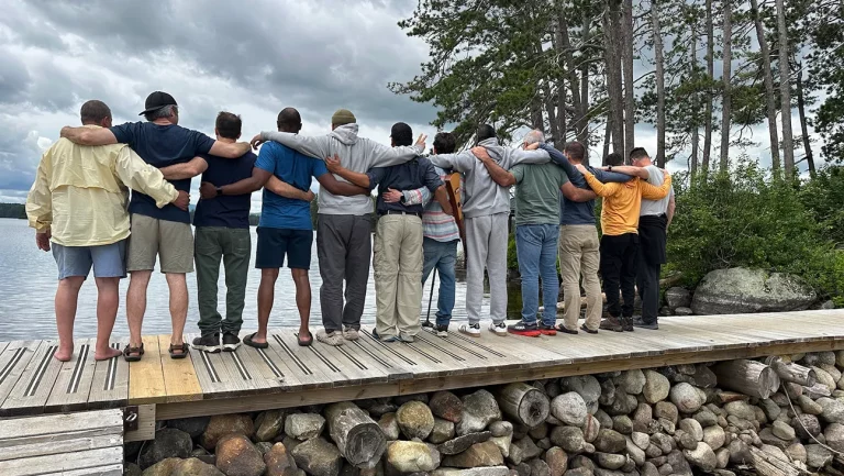 Revue « The Dads » : les pères d&rsquo;enfants trans se soutiennent et se conseillent mutuellement dans un document accessible et émouvant