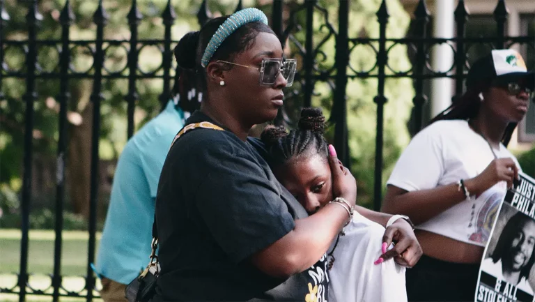 Revue « #WhileBlack » : un documentaire d&rsquo;actualité explore la collision entre les traumatismes noirs et les médias sociaux