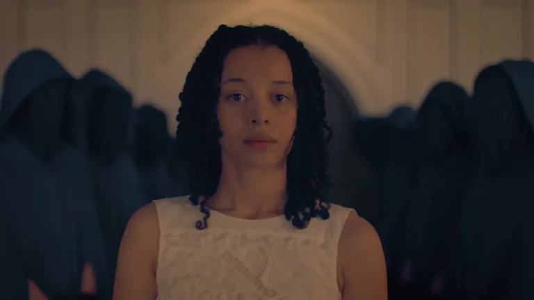 « The Testaments » : la bande-annonce de la suite de « The Handmaid&rsquo;s Tale » révèle un thriller sur le passage à l&rsquo;âge adulte