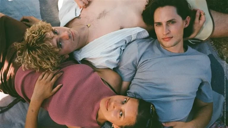 Le premier extrait de « The Trio » taquine l&rsquo;original suédois séduisant de SkyShowtime (exclusif)